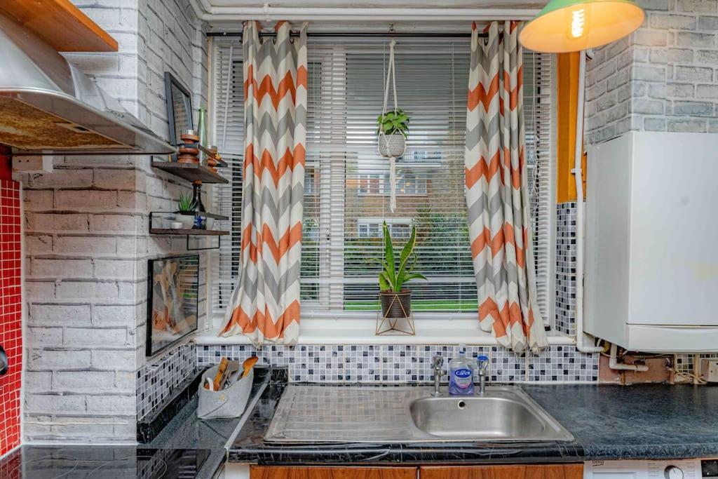 Unique Home W/Garden Hot Tub, Sauna & Cinema Room Londres Extérieur photo