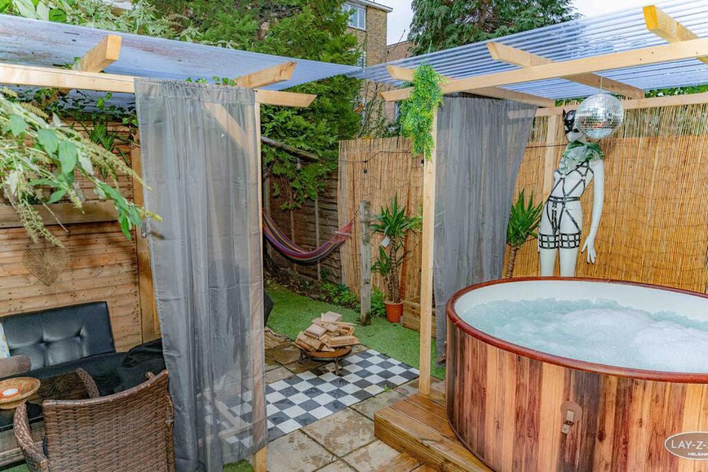 Unique Home W/Garden Hot Tub, Sauna & Cinema Room Londres Extérieur photo